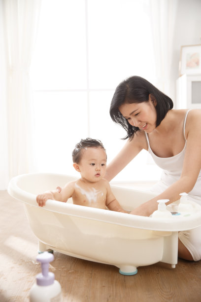 妈妈给宝宝洗澡图片下载