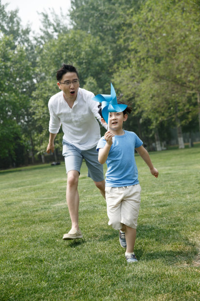 快乐父子在草地上玩耍图片下载