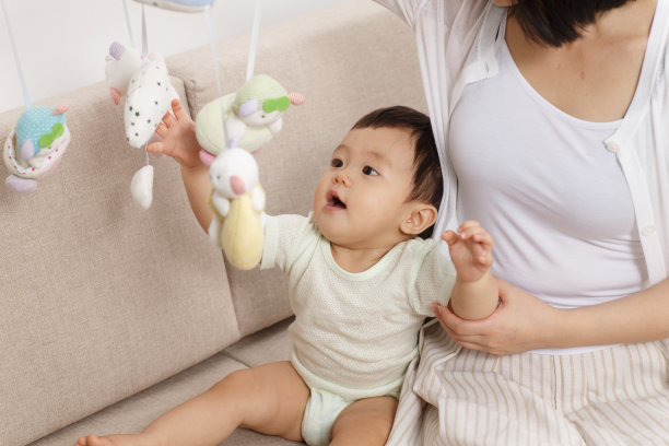 妈妈陪宝宝玩耍图片下载