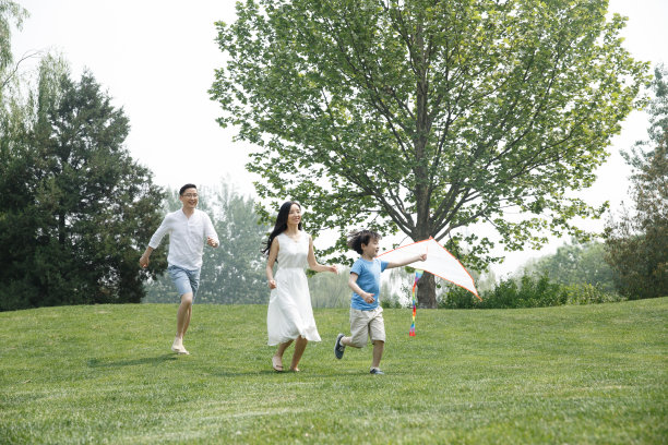 一家三口在草地上奔跑图片下载