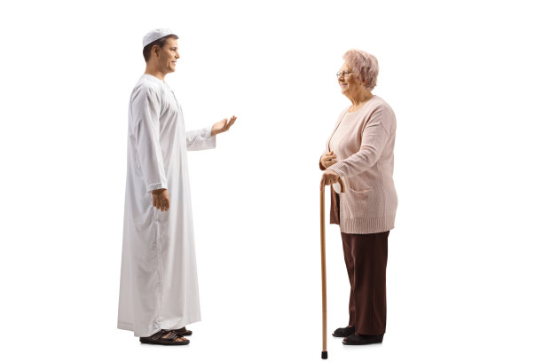 一个上了年纪的女人和一个穿着民族服装的年轻男人谈话的全身侧面照片图片下载