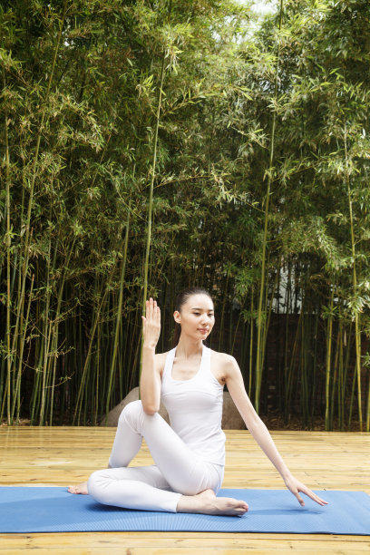 青年女人练习瑜伽图片下载