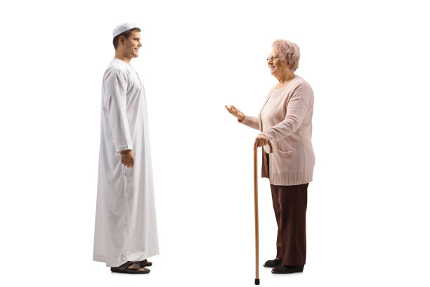 一名老年妇女与一名身着民族服装的年轻男子交谈的全身侧面照片图片下载