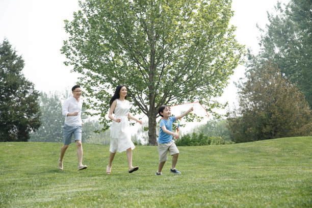 一家三口在草地上奔跑图片下载