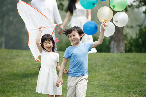 快乐家庭在草地上奔跑图片下载