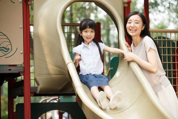 小女孩和母亲在滑滑梯图片下载