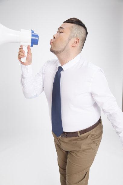 商务胖男人拿着扩音器图片下载