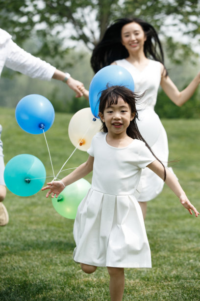 一家三口在草地上玩耍图片下载