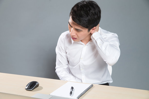 疲劳的商务男白领图片下载