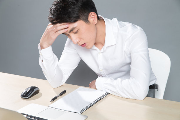 疲劳的商务男白领图片下载