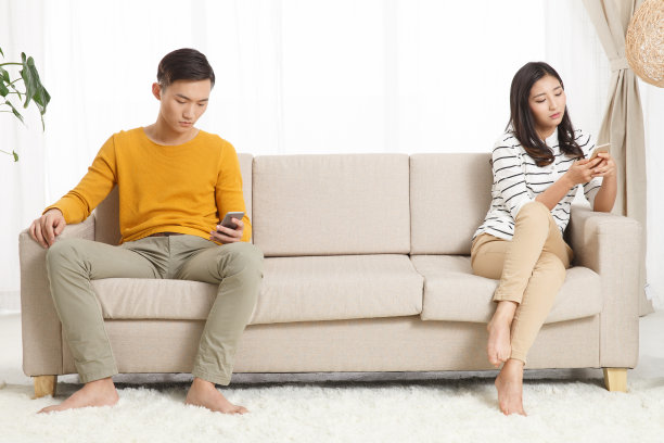 青年情侣看手机图片下载