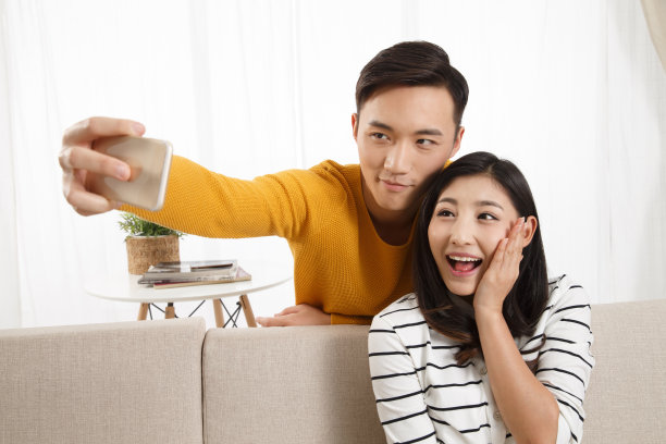 青年情侣用手机自拍图片下载