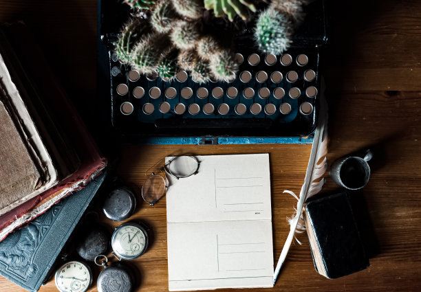 旅行者的书桌古董书桌，古董剪贴簿图片下载