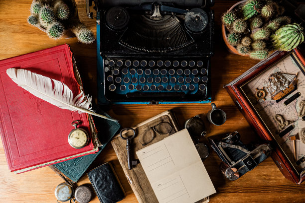 旅行者的书桌古董书桌，古董剪贴簿图片下载
