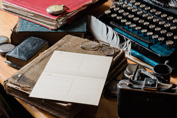 旅行者的书桌古董书桌，古董剪贴簿图片下载