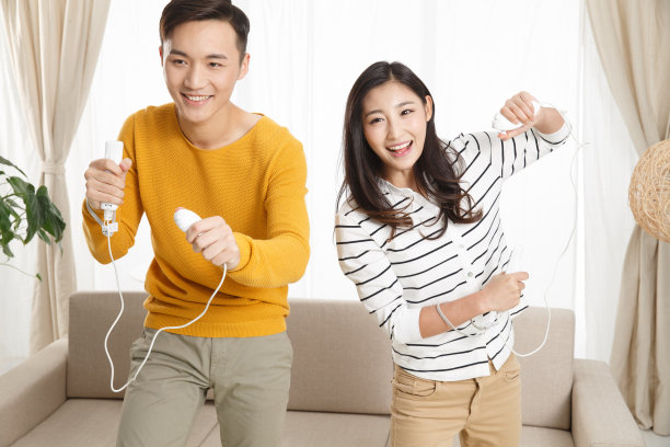 青年情侣玩游戏图片下载