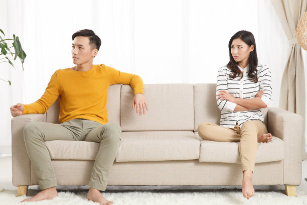 青年情侣吵架图片下载