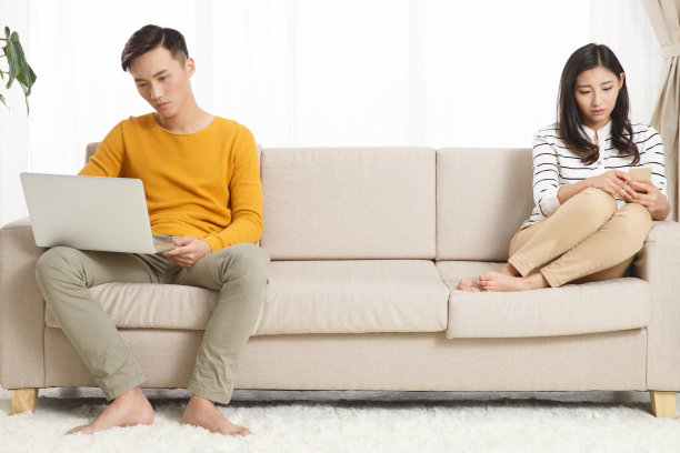 不高兴的青年情侣图片下载