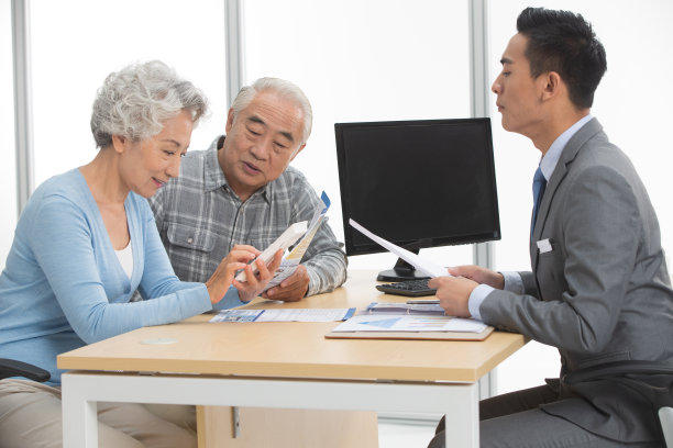 老年夫妇与理财顾问图片下载