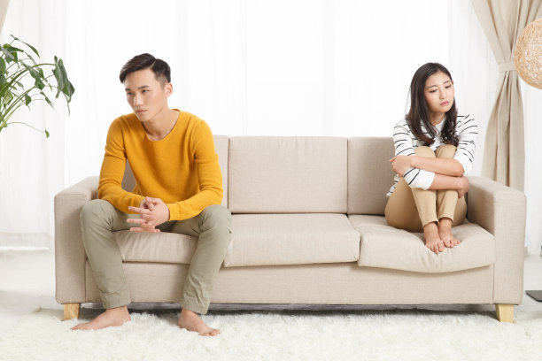 青年情侣吵架图片下载