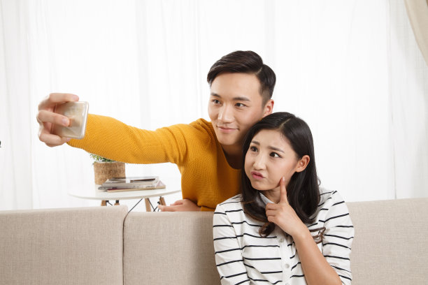 青年情侣用手机自拍图片下载