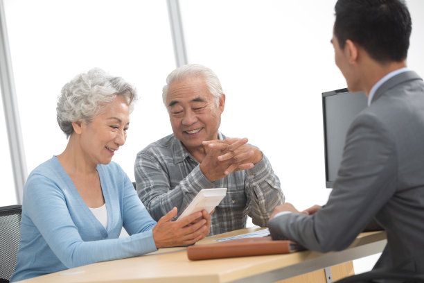 老年夫妇与理财顾问图片下载