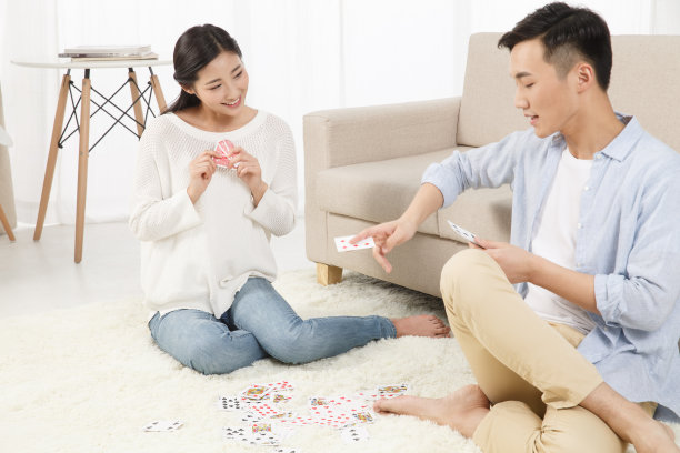 青年情侣玩扑克牌图片下载