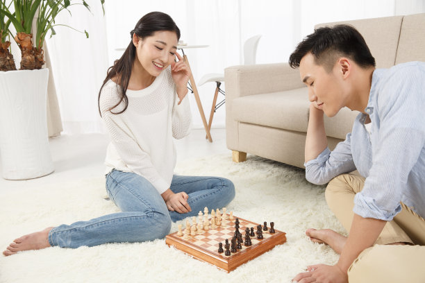 青年情侣下象棋图片下载