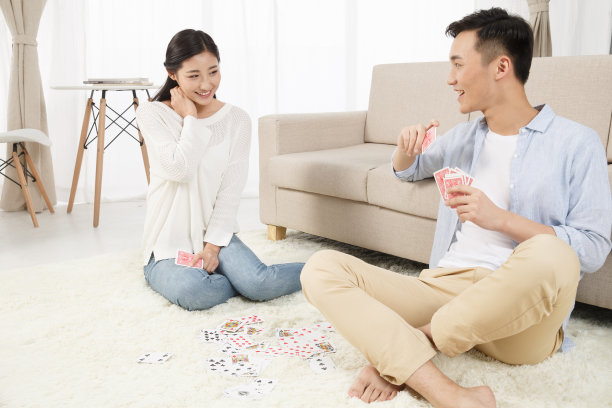青年情侣玩扑克牌图片下载