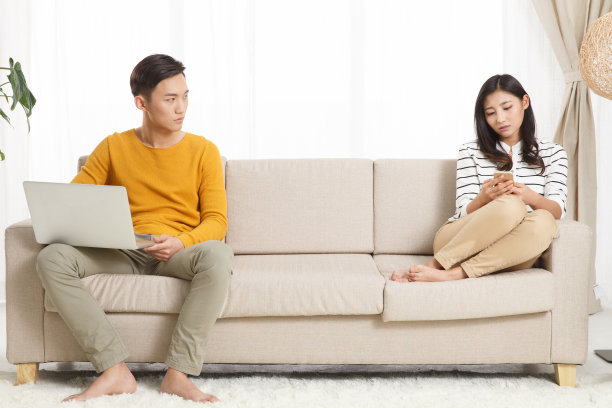 不高兴的青年情侣图片下载