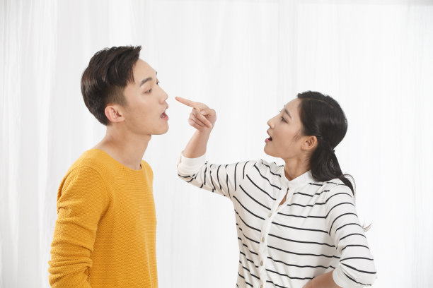 青年情侣吵架图片下载