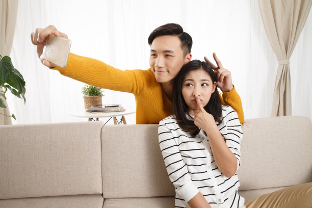 青年情侣用手机自拍图片下载