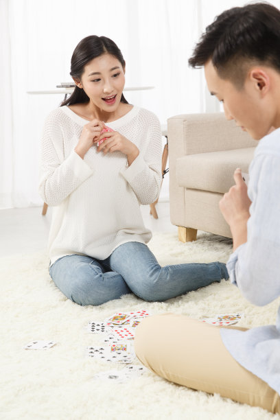青年情侣玩扑克牌图片下载