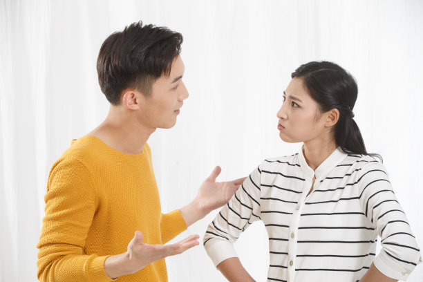 青年情侣吵架图片下载