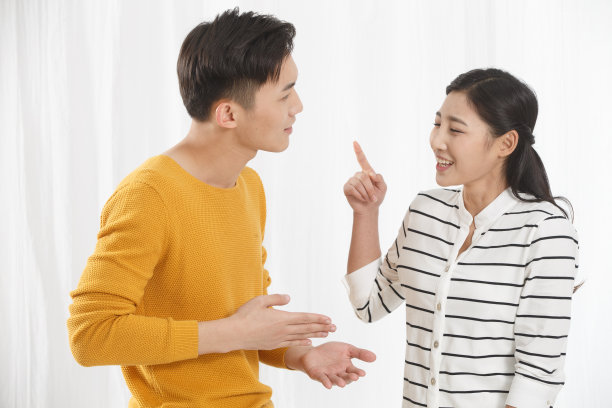 青年情侣吵架图片下载