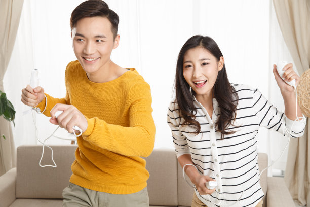 青年情侣玩游戏图片下载