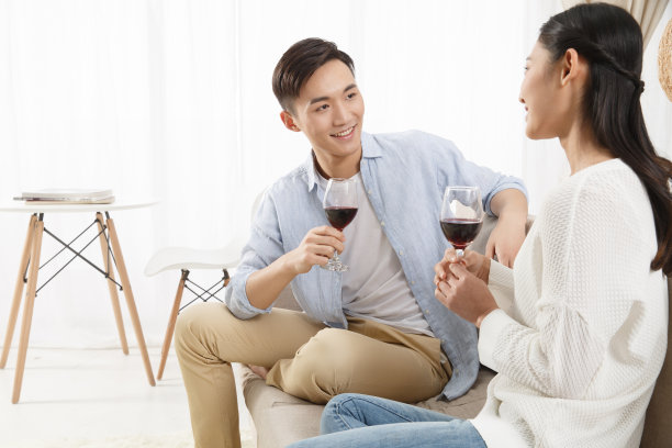 青年情侣喝红酒图片下载