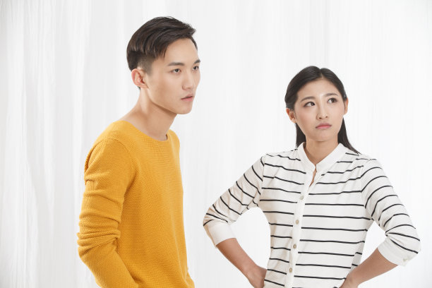 青年情侣吵架图片下载