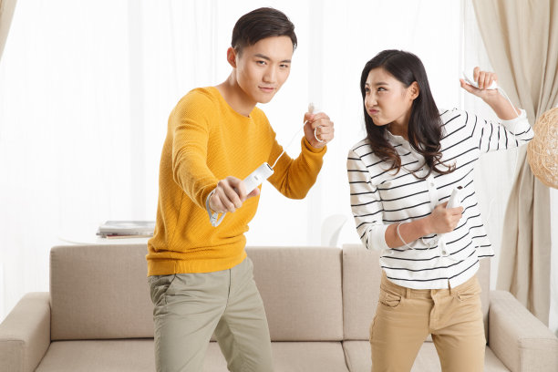 青年情侣玩游戏图片下载