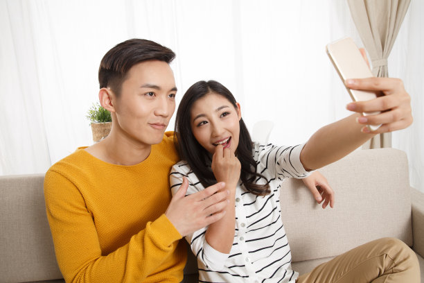 青年情侣用手机自拍图片下载