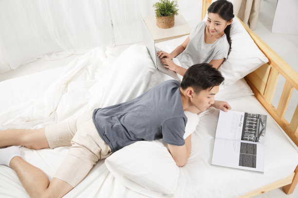 青年男人在床上看书图片下载