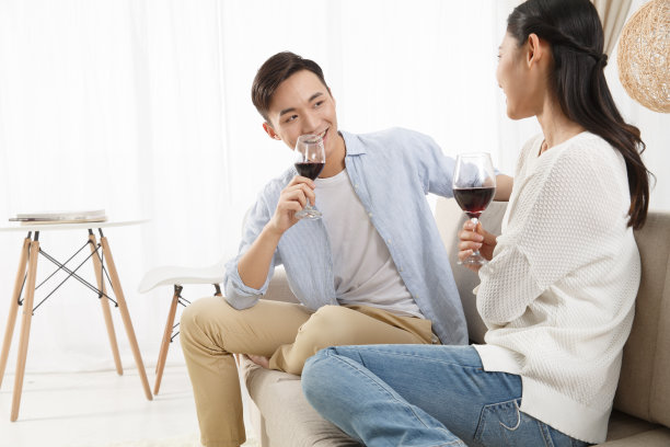 青年情侣喝红酒图片下载