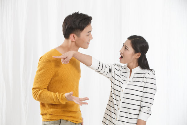 青年情侣吵架图片下载
