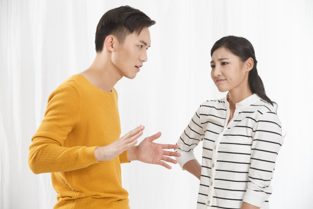 青年情侣吵架图片下载