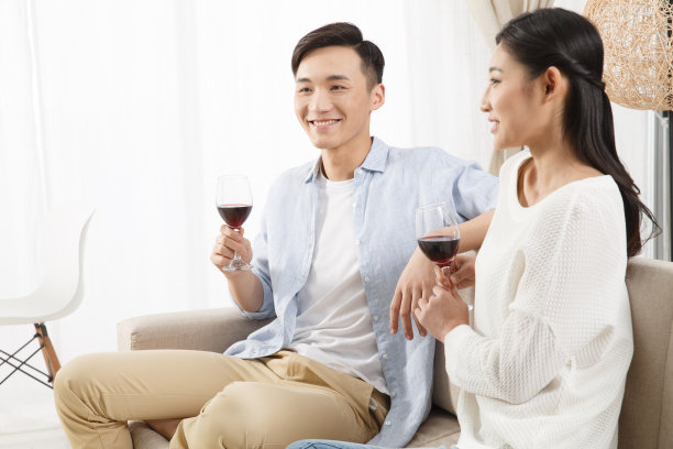 青年情侣喝红酒图片下载