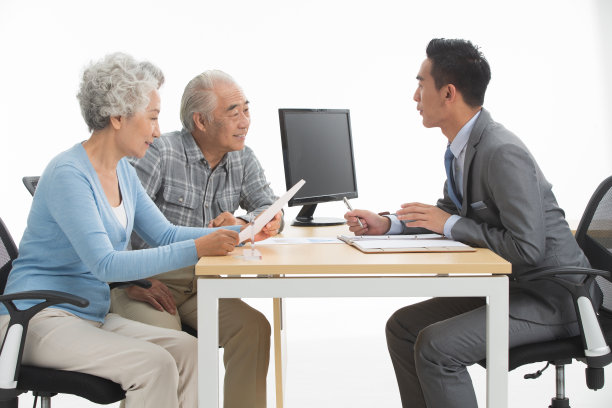 老年夫妇与理财顾问图片下载