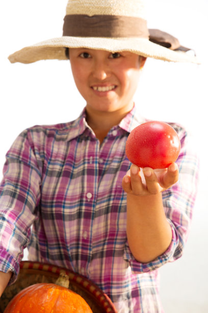 农民拿着南瓜和西红柿图片下载