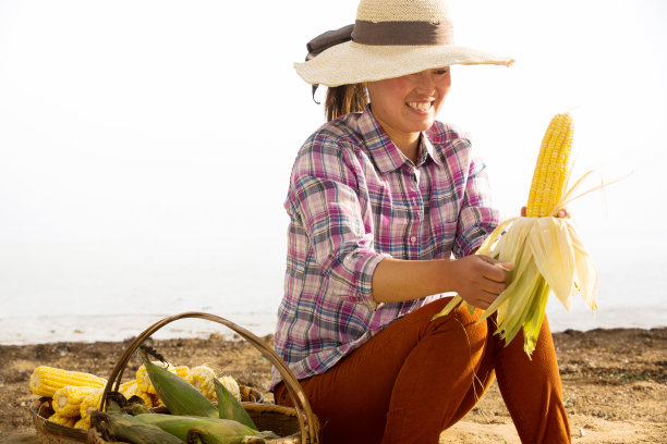 中年女人拿着玉米图片下载