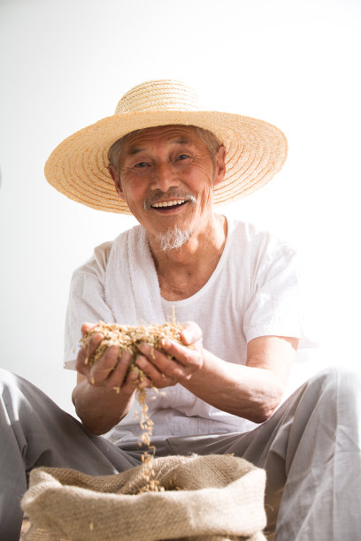 捧着麦子的老农民图片下载