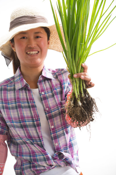 中年女人拿着一捆小葱图片下载